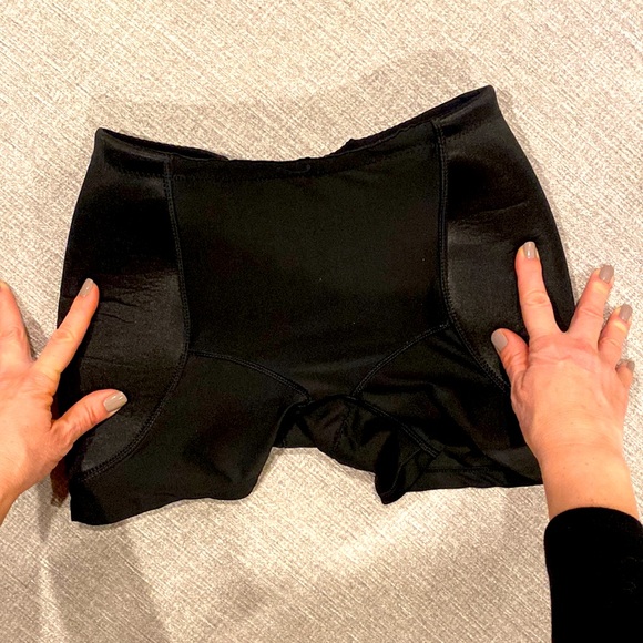 Hip enhancing shape wear. Size medium - Picture 2 of 5